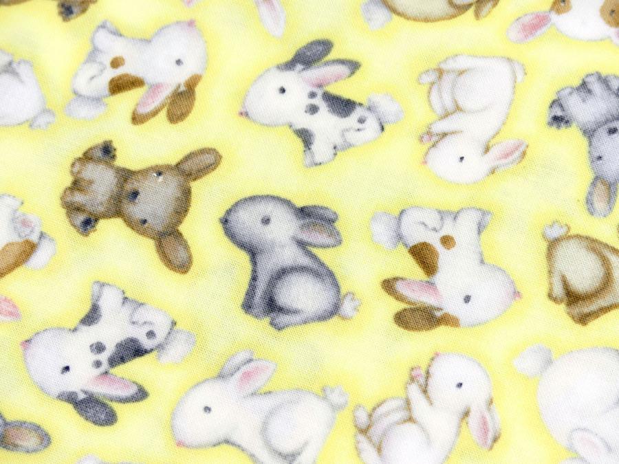 Patchworkstoff mit Hasenbabies aus der Kollektion Farm Babies mit gelben Hintergrund Nahansicht